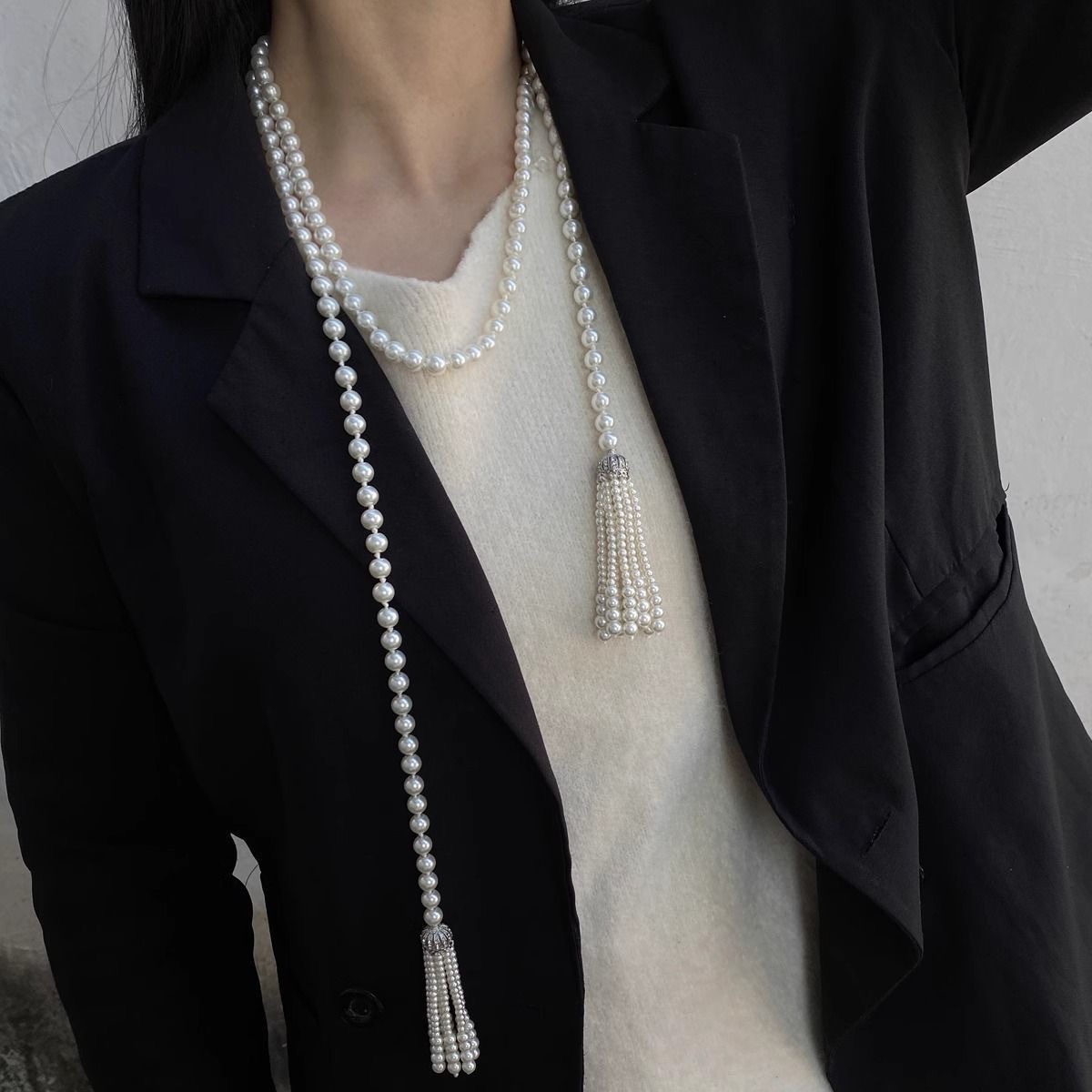 This long pearl retro tassel layered necklace features a unique and distinctive design with multiple wearing methods. It is a waist chain necklace with a unique style detail image 2
