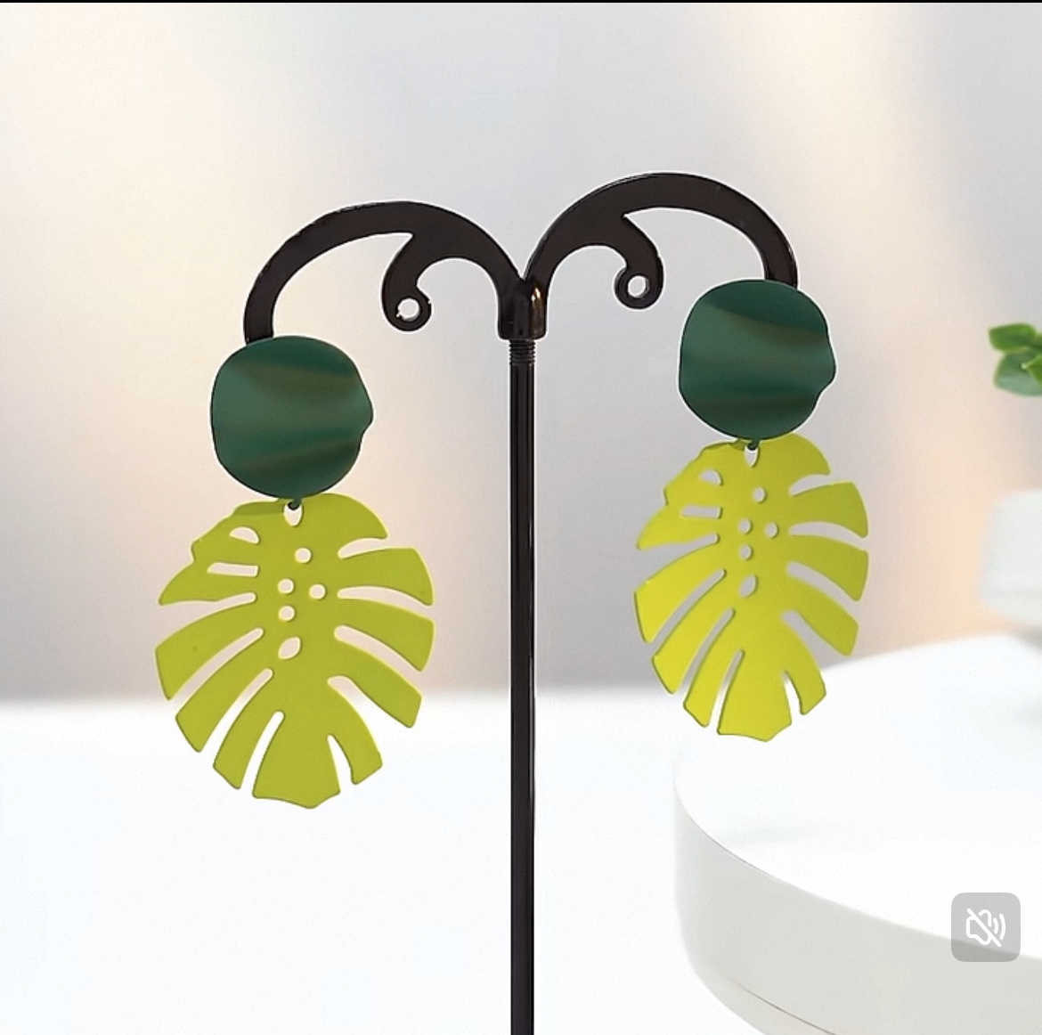 Summer fashion, exaggerated, stylish and sexy earrings, unique design sense, niche decorative items, Korean earrings