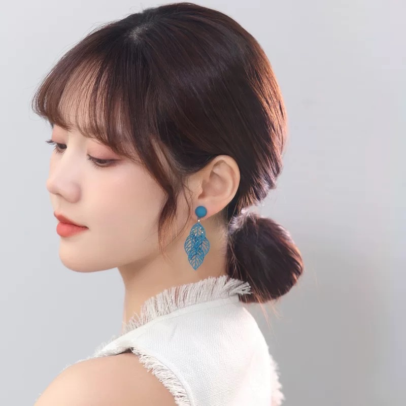 Slim and elegant Hong Kong-style green vintage earrings, 2025 new trendy leaf fashionable and high-end earrings for women, s925 silver needle detail image 3