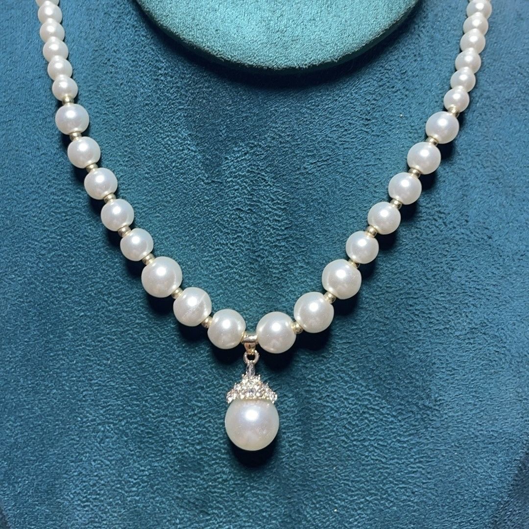 The luxurious white pearl crown collarbone chain and the dazzling princess collarbone chain of the European and American style ice and snow queen necklace Application Scenario