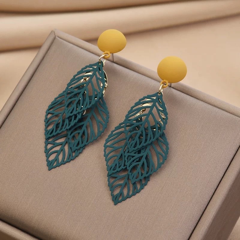 Slim and elegant Hong Kong-style green vintage earrings, 2025 new trendy leaf fashionable and high-end earrings for women, s925 silver needle Specification image