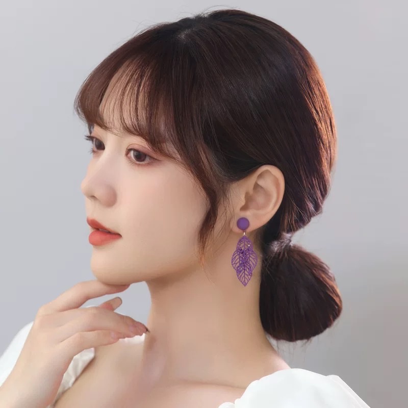 Slim and elegant Hong Kong-style green vintage earrings, 2025 new trendy leaf fashionable and high-end earrings for women, s925 silver needle Item Picture