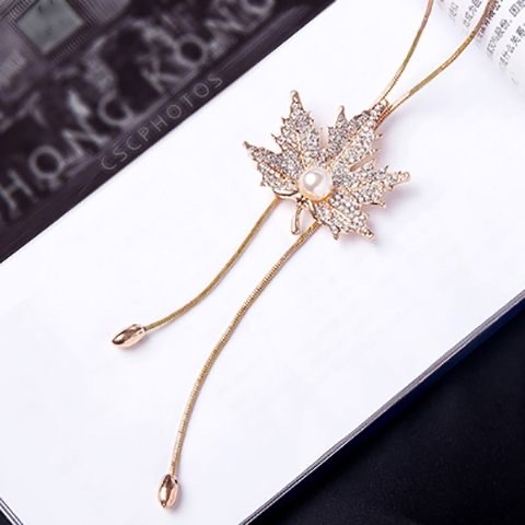 Korean fashion maple leaf sweater chain, simple clothes, accessories, women's pendants, versatile autumn and winter ornaments, long pendants, necklaces, pearl necklaces details Picture