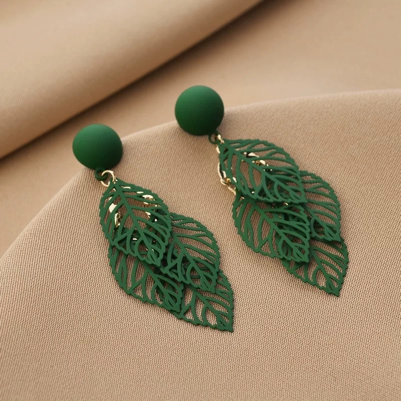 Slim and elegant Hong Kong-style green vintage earrings, 2025 new trendy leaf fashionable and high-end earrings for women, s925 silver needle