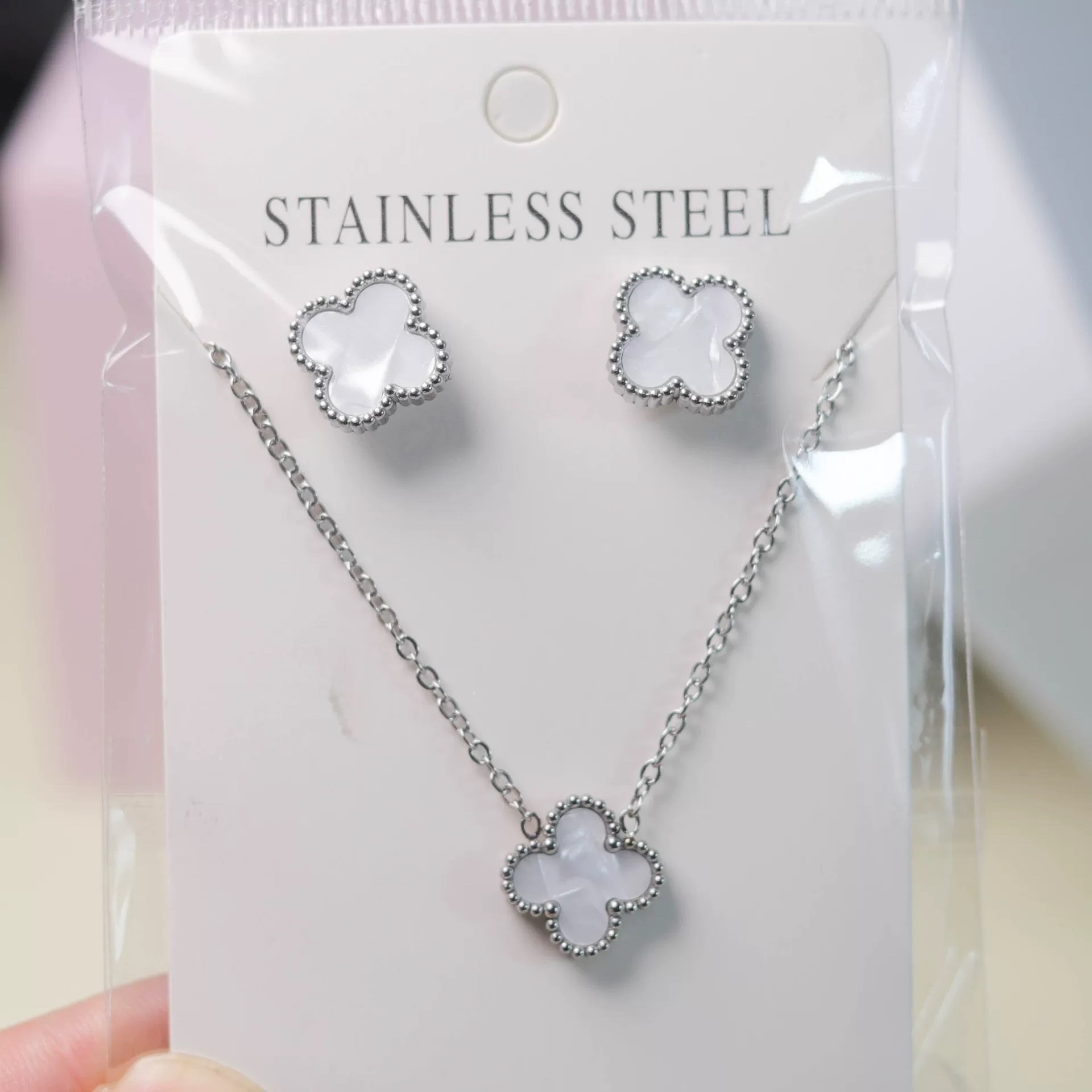 Best-selling lucky four-leaf flower imitation shell necklace, bracelet, stud earrings, two-piece set, three-piece set, versatile five-color bracelet, collarbone chain, earrings detail image 7
