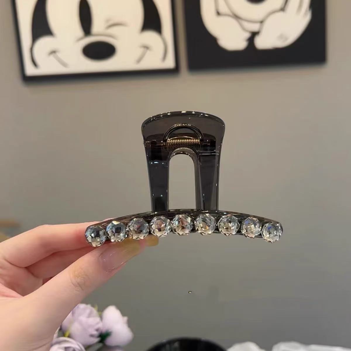 A fresh and clean diamond-shaped claw clamp