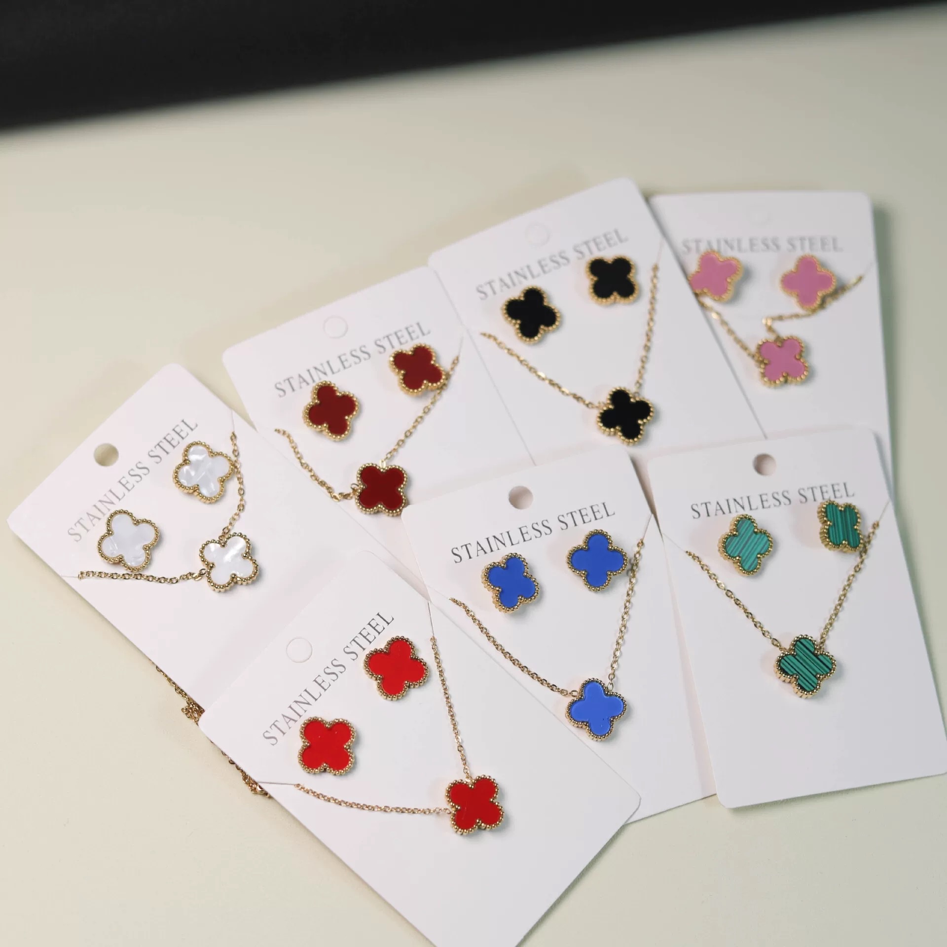 Best-selling lucky four-leaf flower imitation shell necklace, bracelet, stud earrings, two-piece set, three-piece set, versatile five-color bracelet, collarbone chain, earrings detail image 2