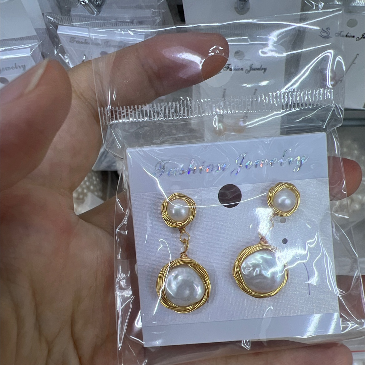 فالاقراط اللؤلؤية الطبيعية للمياه العذبة ملفوفة في الاذن مصنوعة يدويا details Picture