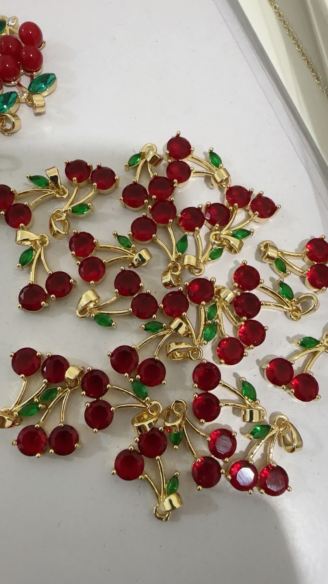 14k包金保色铜镶锆石鸽血红樱桃绿叶吊坠手链项链挂件手工diy饰品