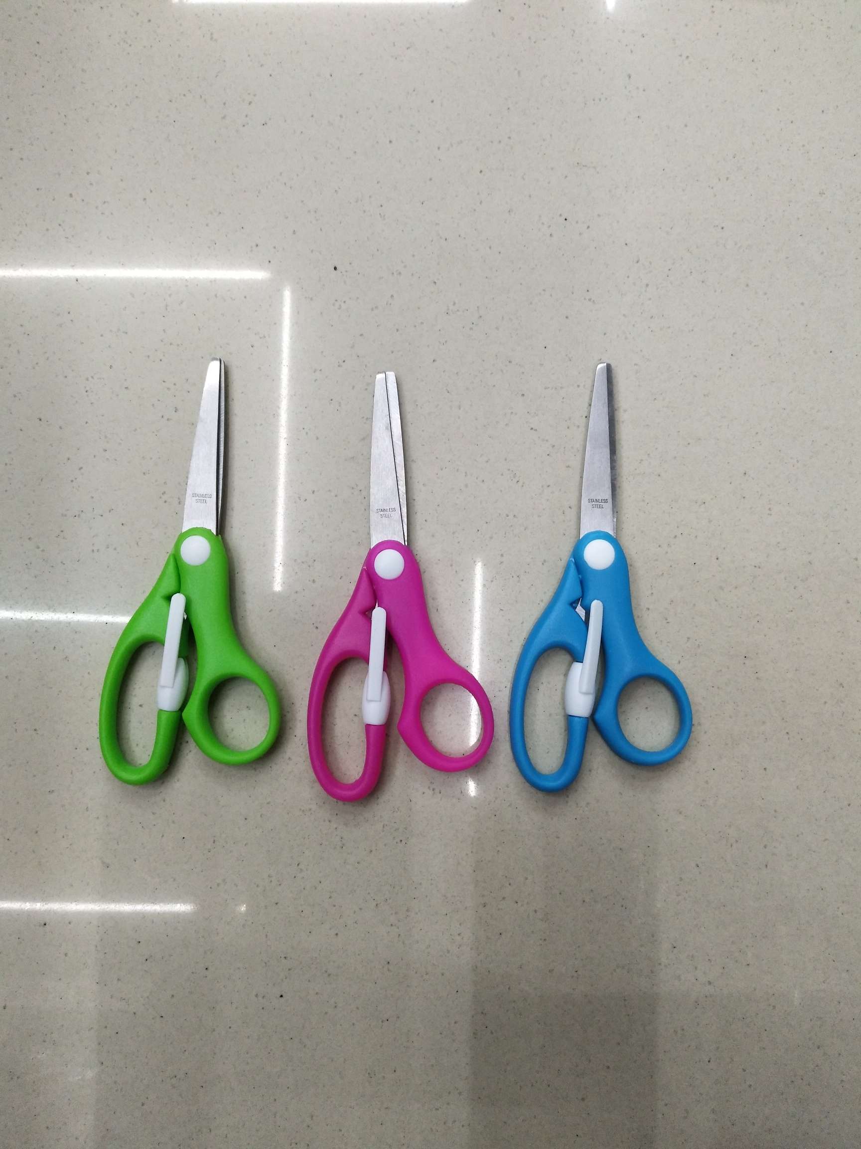 Office scissors, student scissors, children's paper-cutting special hair scissors, portable household safety small scissors details Picture