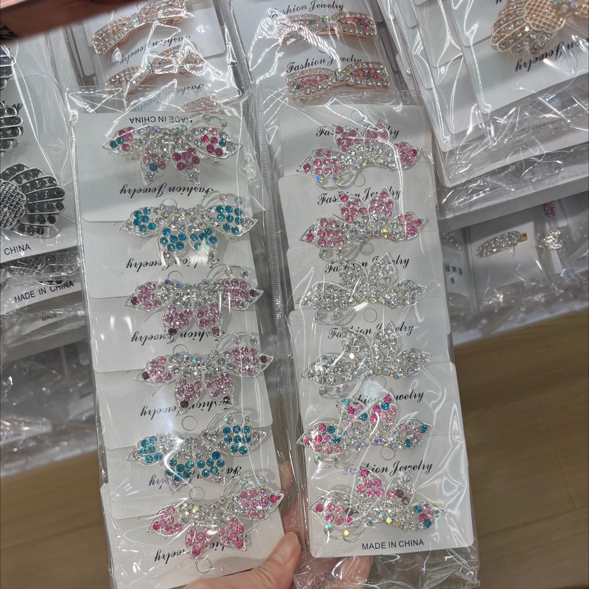 新品上市！女孩专用复古风红头绳，优雅又时尚，不购买你可能会后悔哦！新品上市！女孩专用复古风红头绳，优雅又时尚详情图2