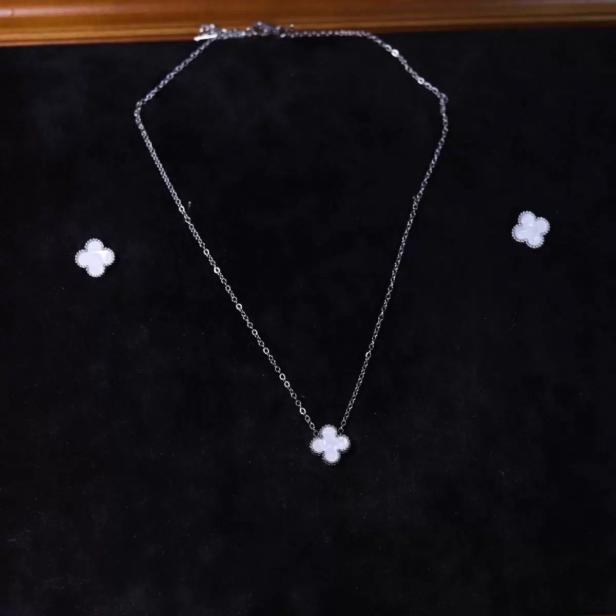 Best-selling lucky four-leaf flower imitation shell necklace, bracelet, stud earrings, two-piece set, three-piece set, versatile five-color bracelet, collarbone chain, earrings detail image 9