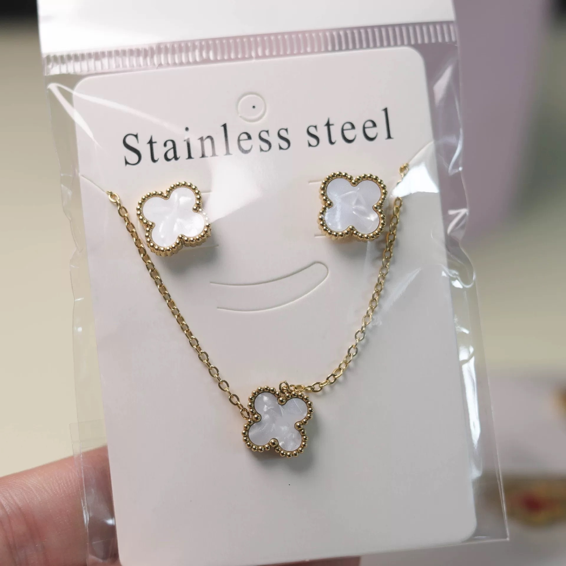 Best-selling lucky four-leaf flower imitation shell necklace, bracelet, stud earrings, two-piece set, three-piece set, versatile five-color bracelet, collarbone chain, earrings detail image 3