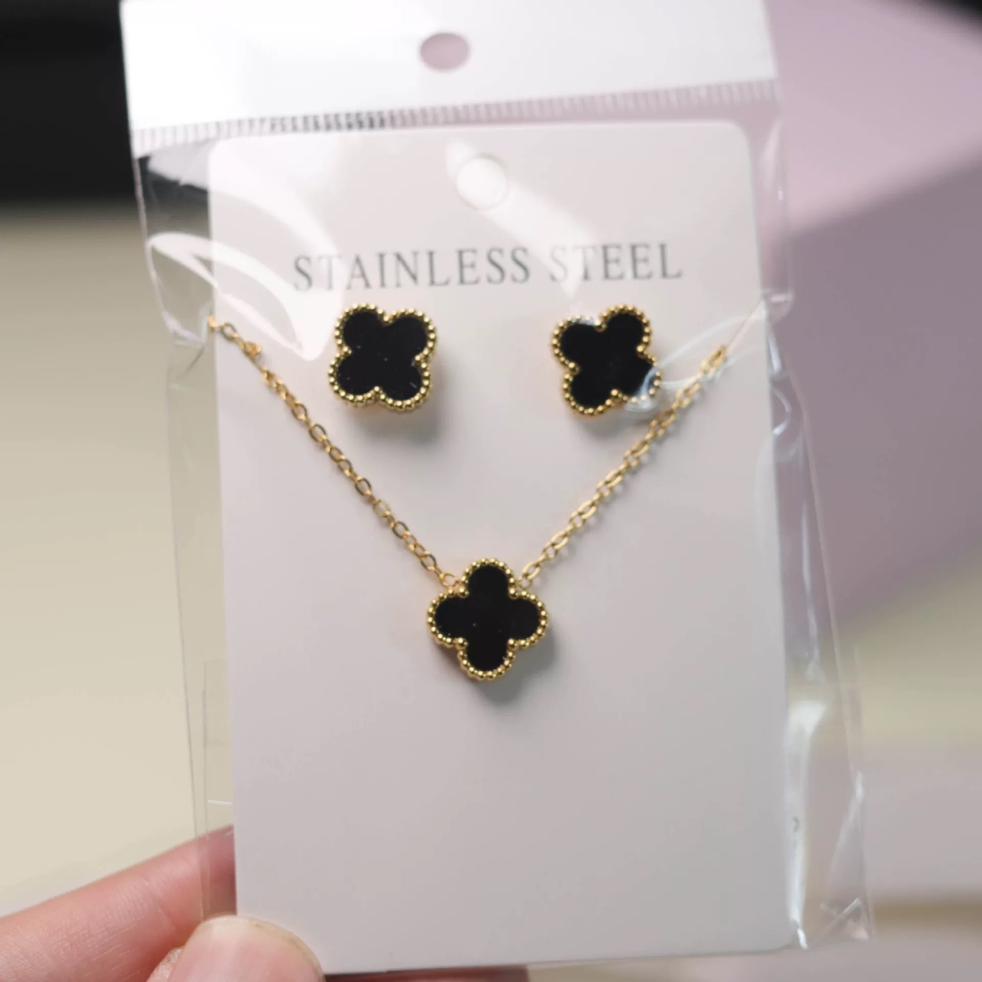 Best-selling lucky four-leaf flower imitation shell necklace, bracelet, stud earrings, two-piece set, three-piece set, versatile five-color bracelet, collarbone chain, earrings Item Picture