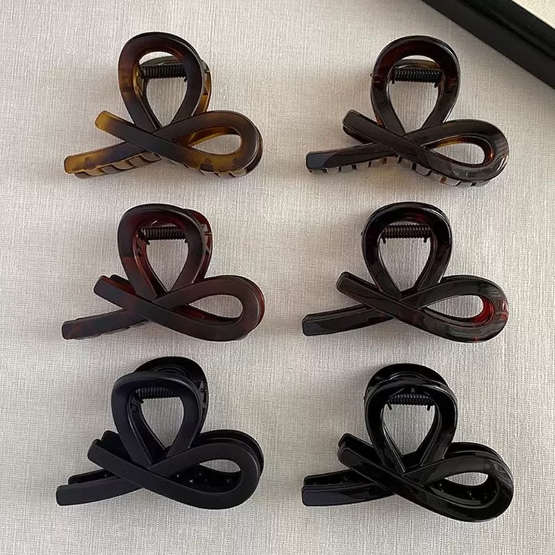 The popular small and elegant hairpin at the back of a woman's head gives a high-end look. The shark clip is half-tied and leaves no trace