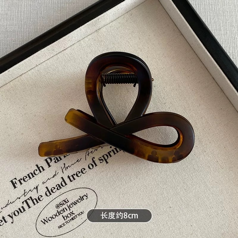 The popular small and elegant hairpin at the back of a woman's head gives a high-end look. The shark clip is half-tied and leaves no trace details Picture