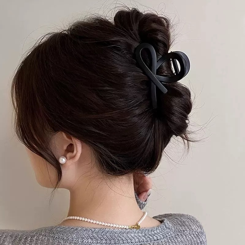 The popular small and elegant hairpin at the back of a woman's head gives a high-end look. The shark clip is half-tied and leaves no trace Item Picture