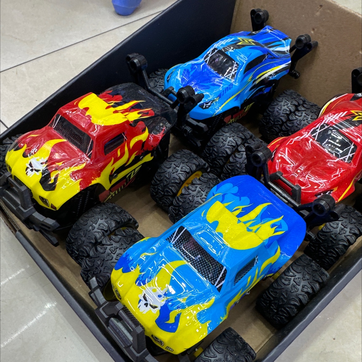 炫酷灯光换壳惯性越野车