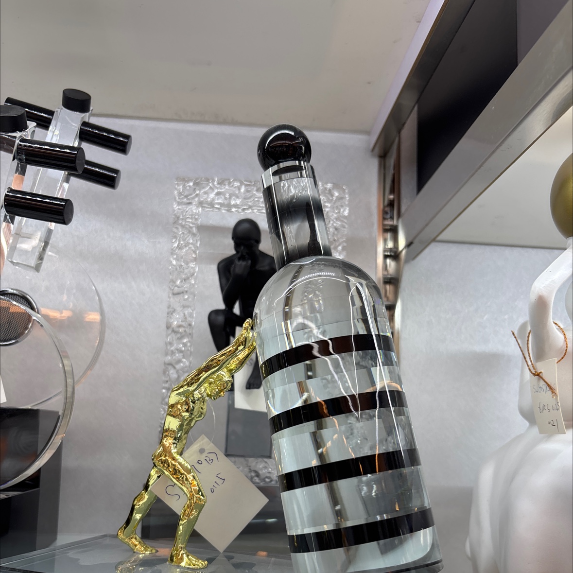 Modern simple abstract geometric crystal little golden man sculpture ornaments, for living room, bedroom, entrance hall, hotel and home decoration Application Scenario