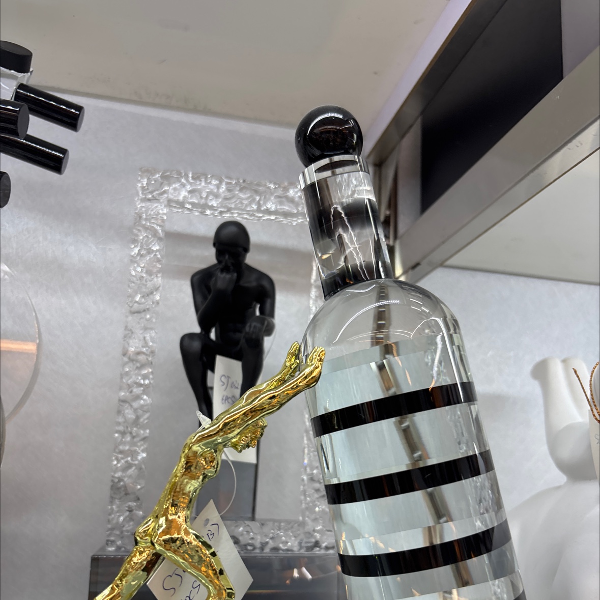 Modern simple abstract geometric crystal little golden man sculpture ornaments, for living room, bedroom, entrance hall, hotel and home decoration Specification image