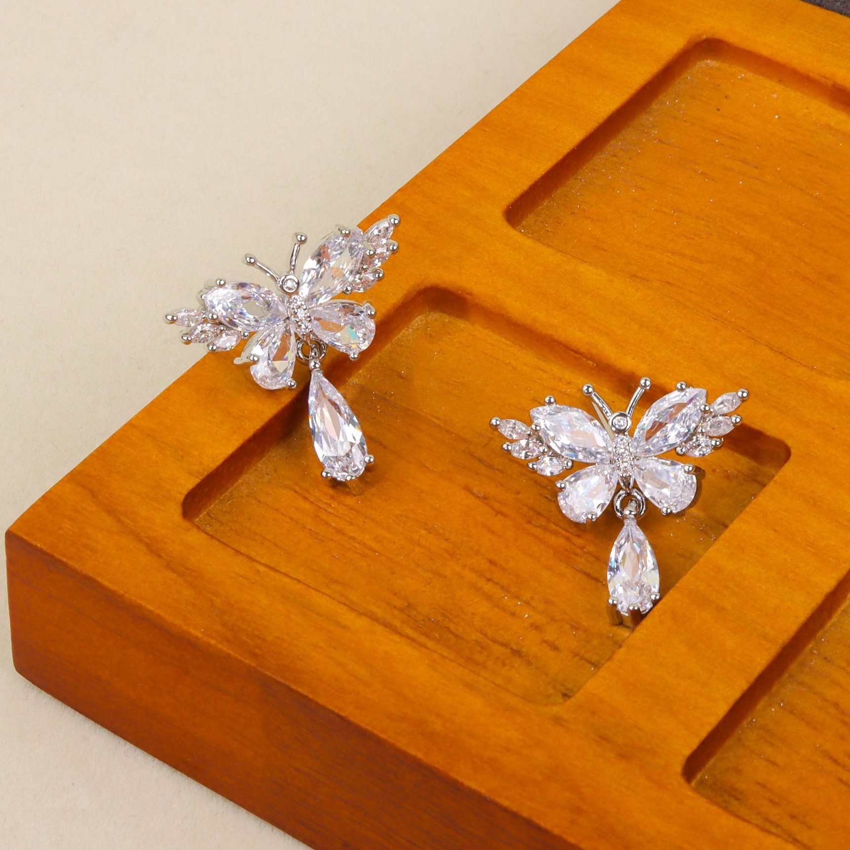 简约蝴蝶小众时尚设计高级感耳钉s925银针微镶锆石气质优雅耳饰女饰品耳饰