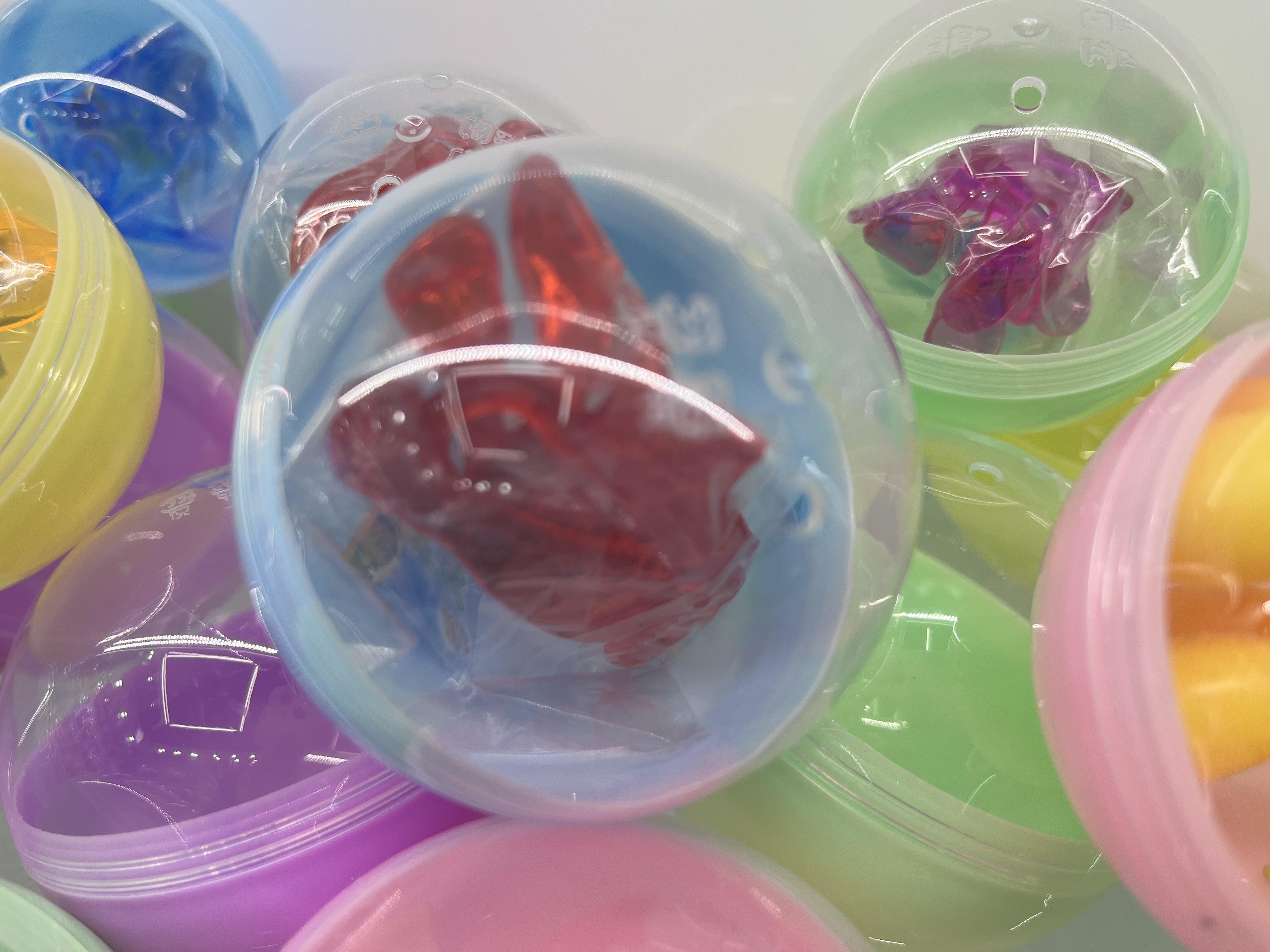 扭蛋，趣味性十足、内藏多种趣味玩具、颜色、款式新颖白底实物图