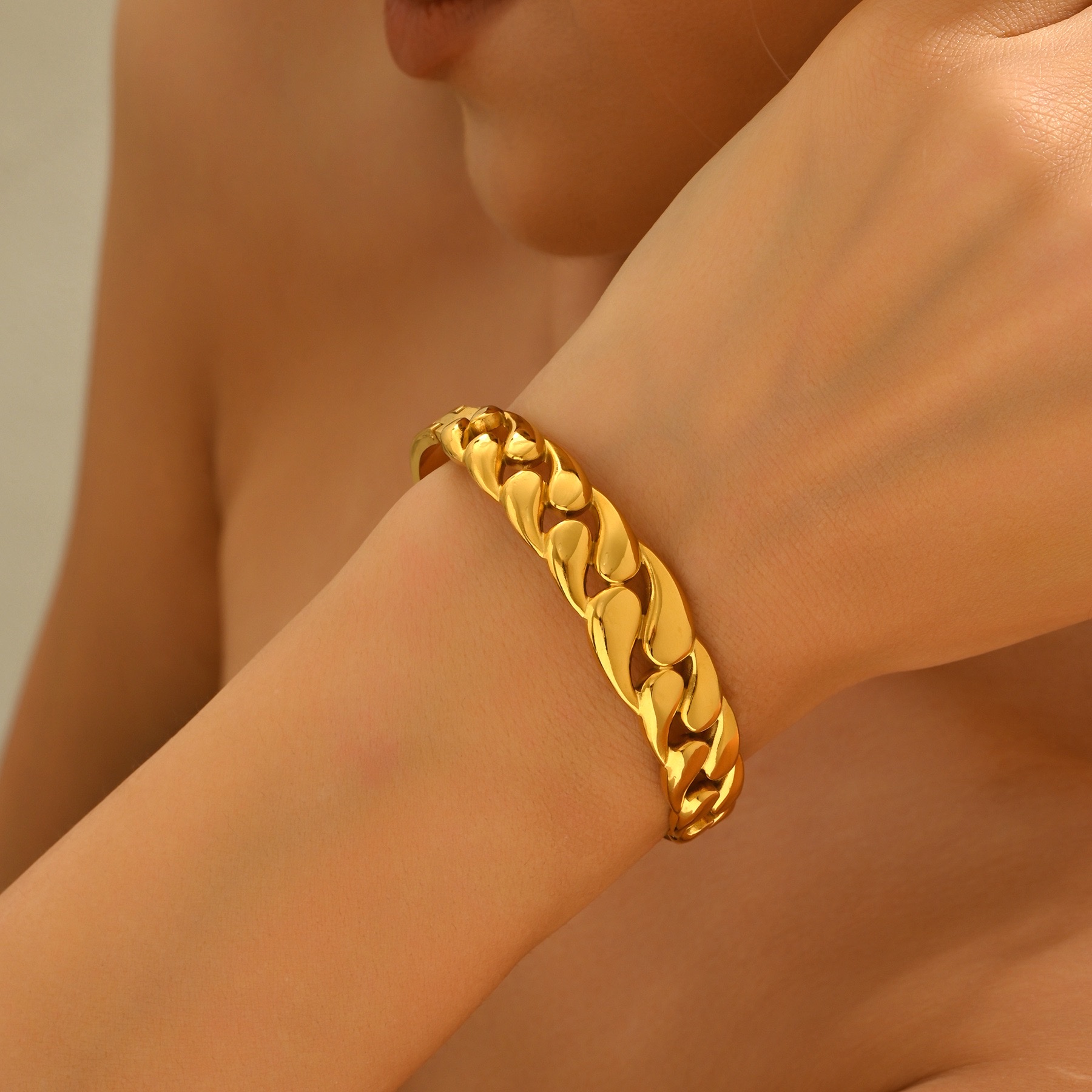 This popular and versatile K-gold bracelet is a trendy and casual style. The sand gold bracelet is a great gift for both gifting and personal use