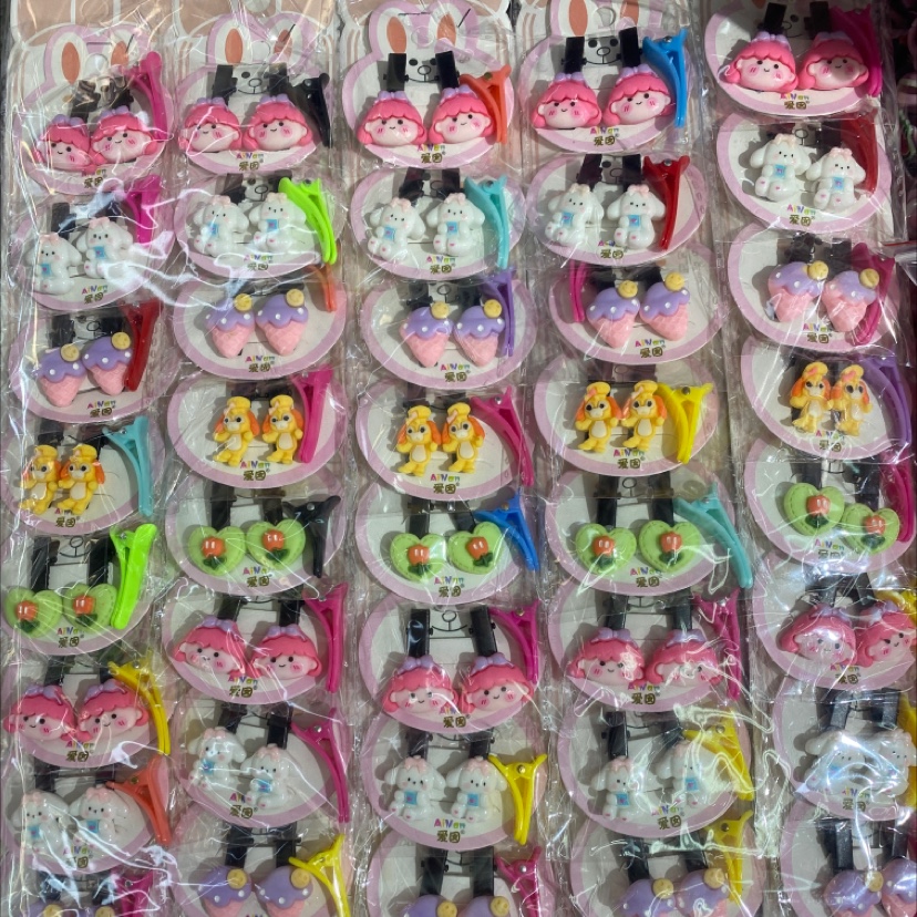 卡通动漫人物形象周边商品 多款选择 儿童喜爱的卡通形象 玩偶手办模型收藏 款式多，设计新颖，时尚潮流，休闲时尚爱囡饰品产品图