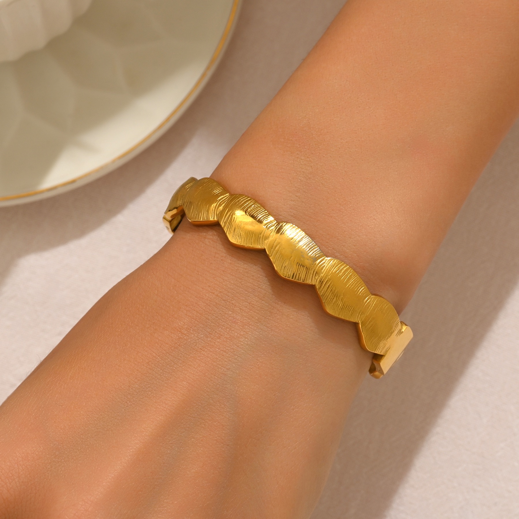 This popular and versatile K-gold bracelet is a trendy and casual style. The sand gold bracelet is a great gift for both gifting and personal use Application Scenario