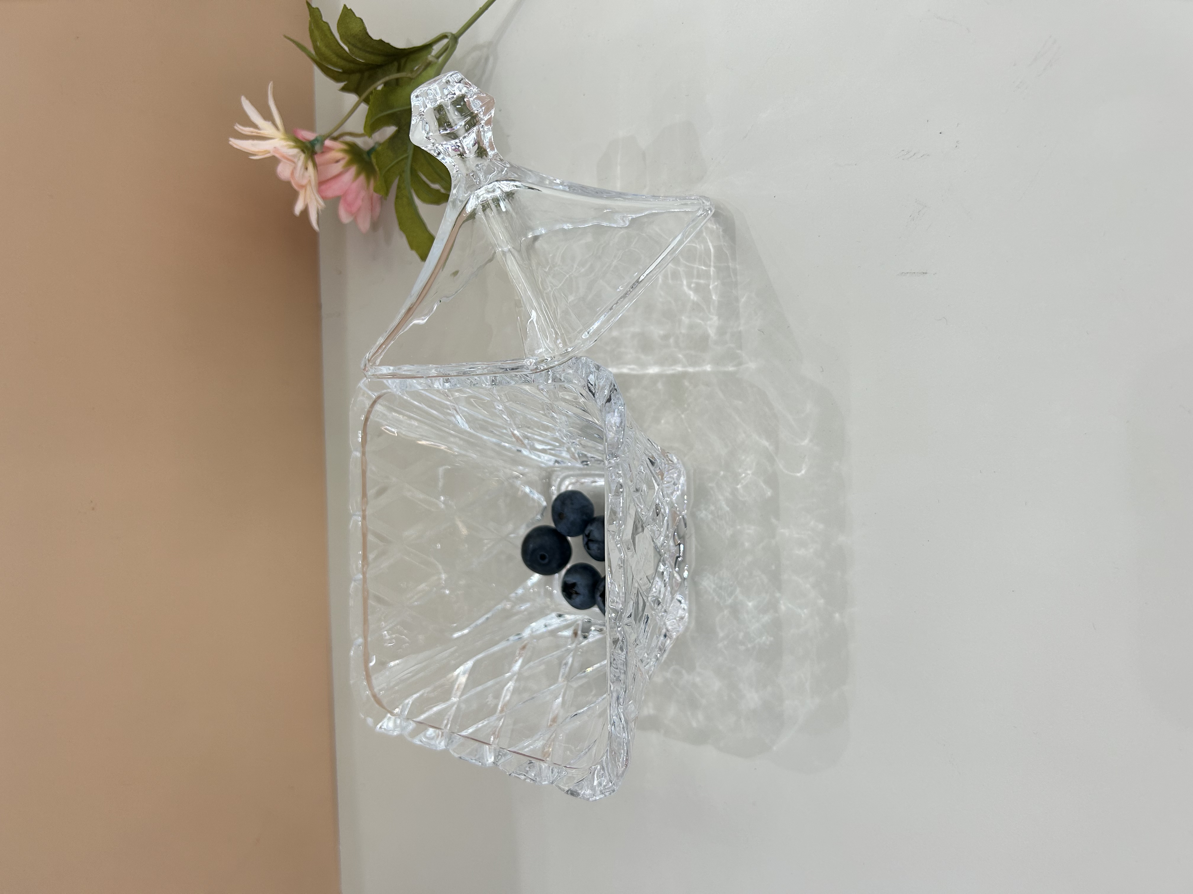 Square glass sugar jar with lid, storage tank, simple jewelry box, glass handicrafts Application Scenario