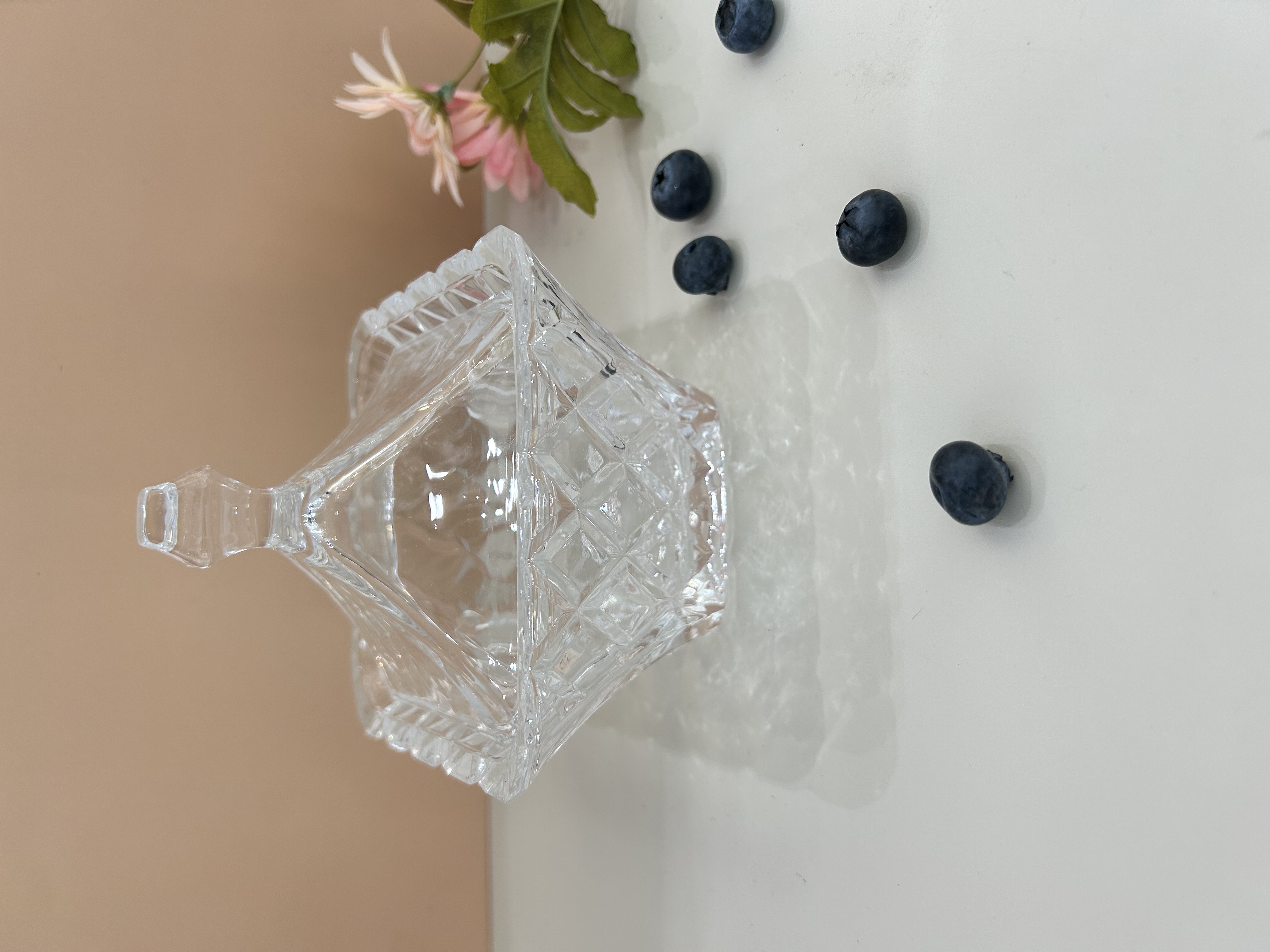 Square glass sugar jar with lid, storage tank, simple jewelry box, glass handicrafts details Picture