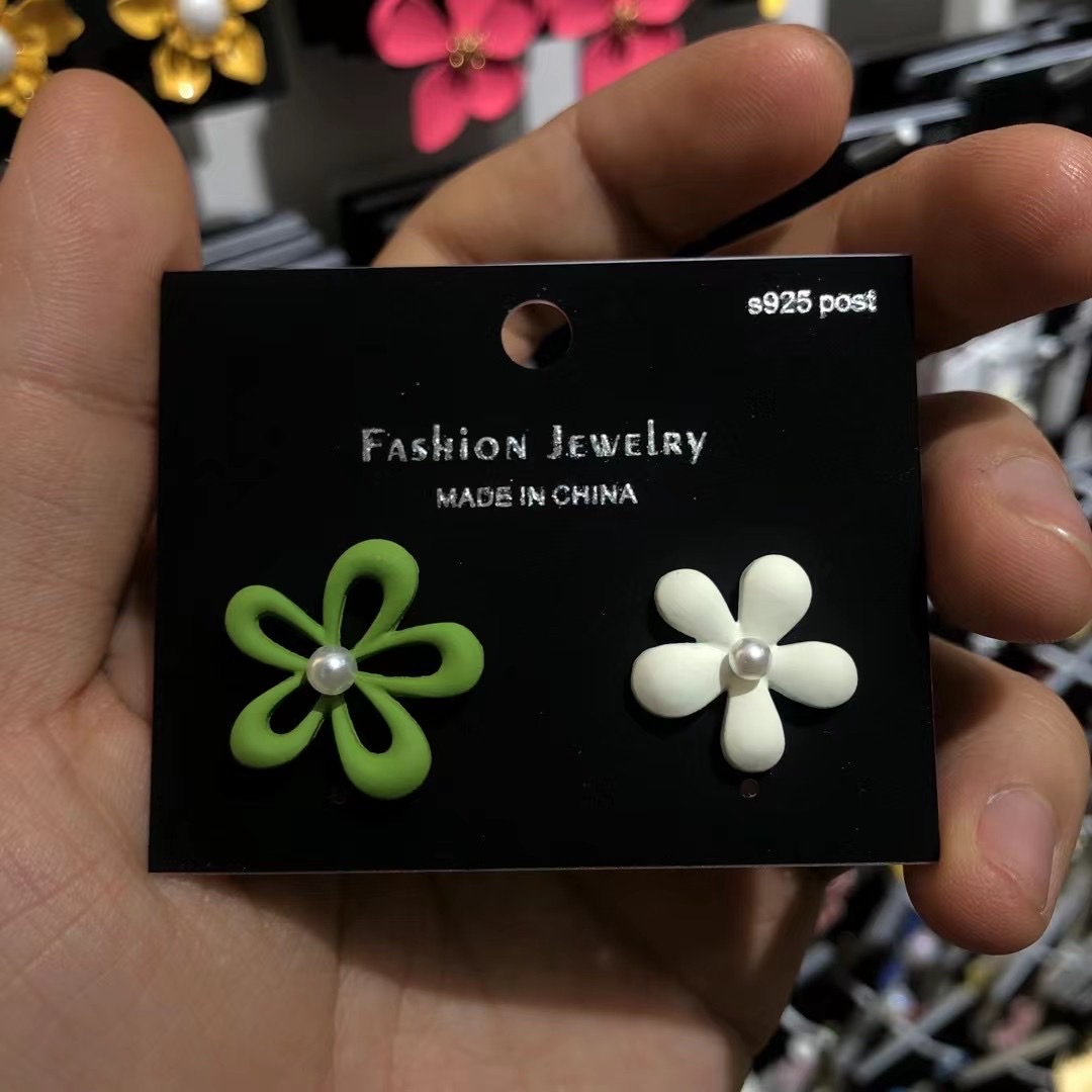 韩系撞色珍珠花朵耳钉甜妹风耳饰喷漆彩色耳钉耳钉四爪耳钉白底实物图