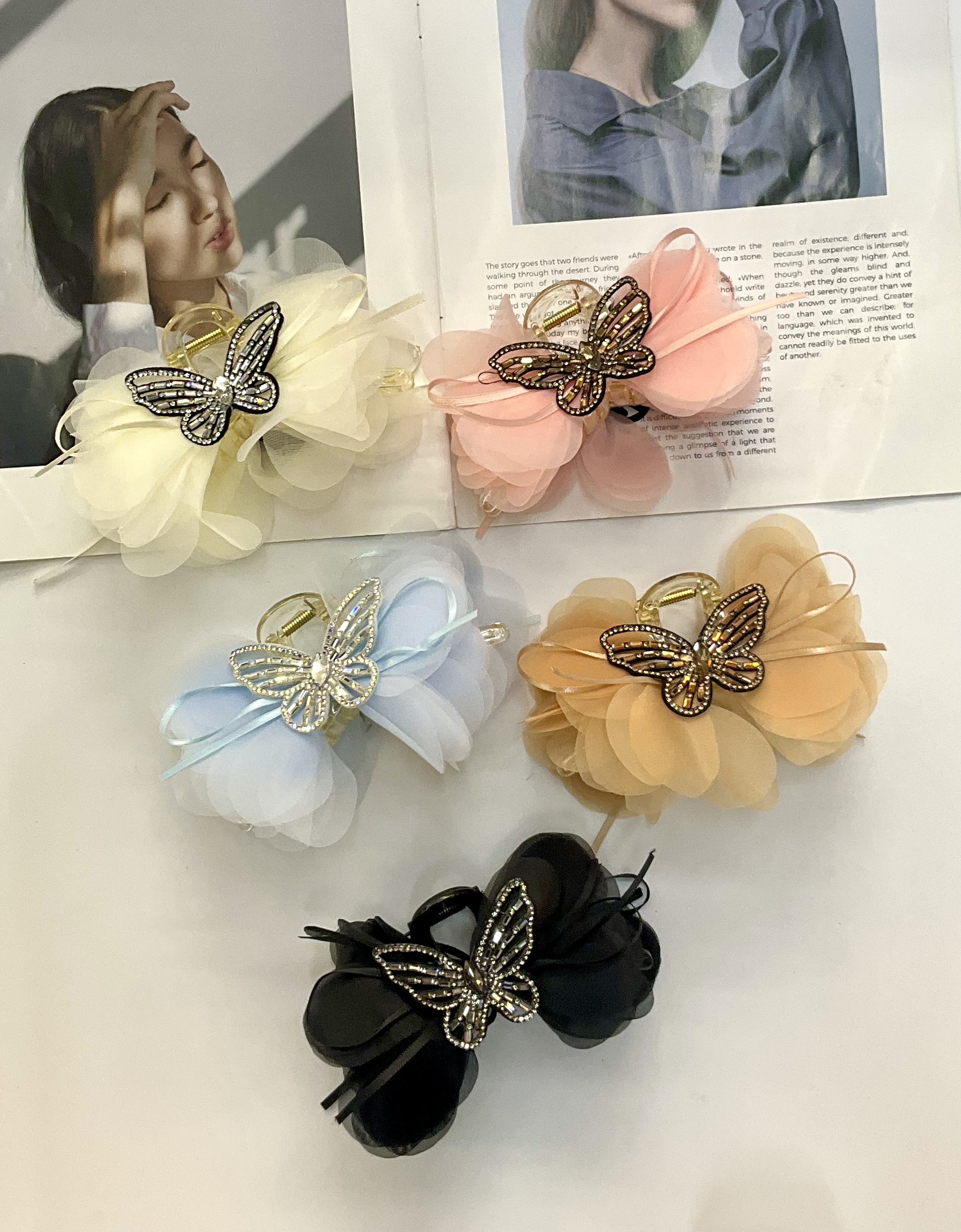 The national trend series of bride headwear features a transparent comb with embroidery design, a scratch-off BB clip, and a touch of diamonds for an elegant look