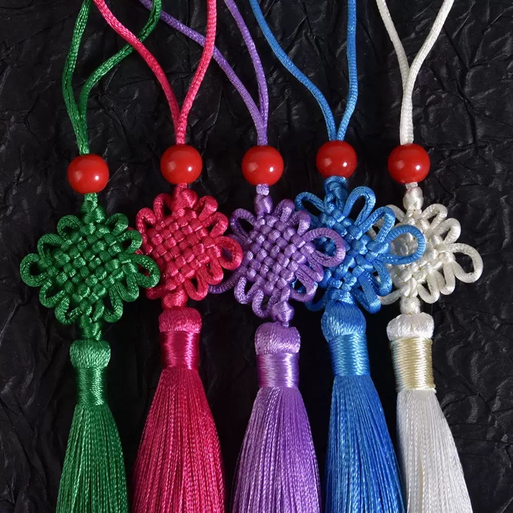 中国结流苏包包挂件礼品配饰，服装配饰钥匙扣包包流苏、汽车挂件流苏白底实物图
