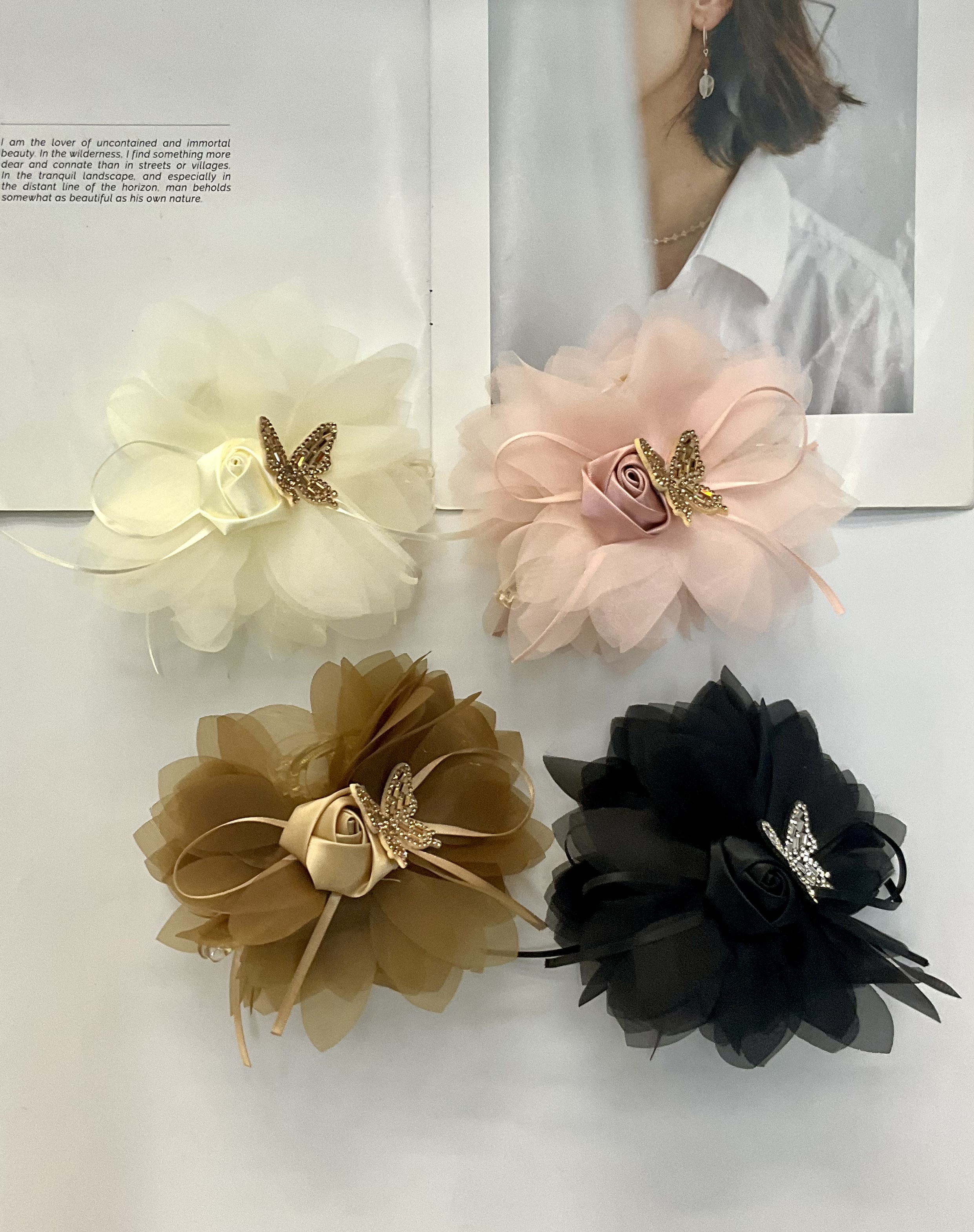 The national trend series of bride headwear features a transparent comb with embroidery design, a scratch-off BB clip, and a touch of diamonds for an elegant look details Picture