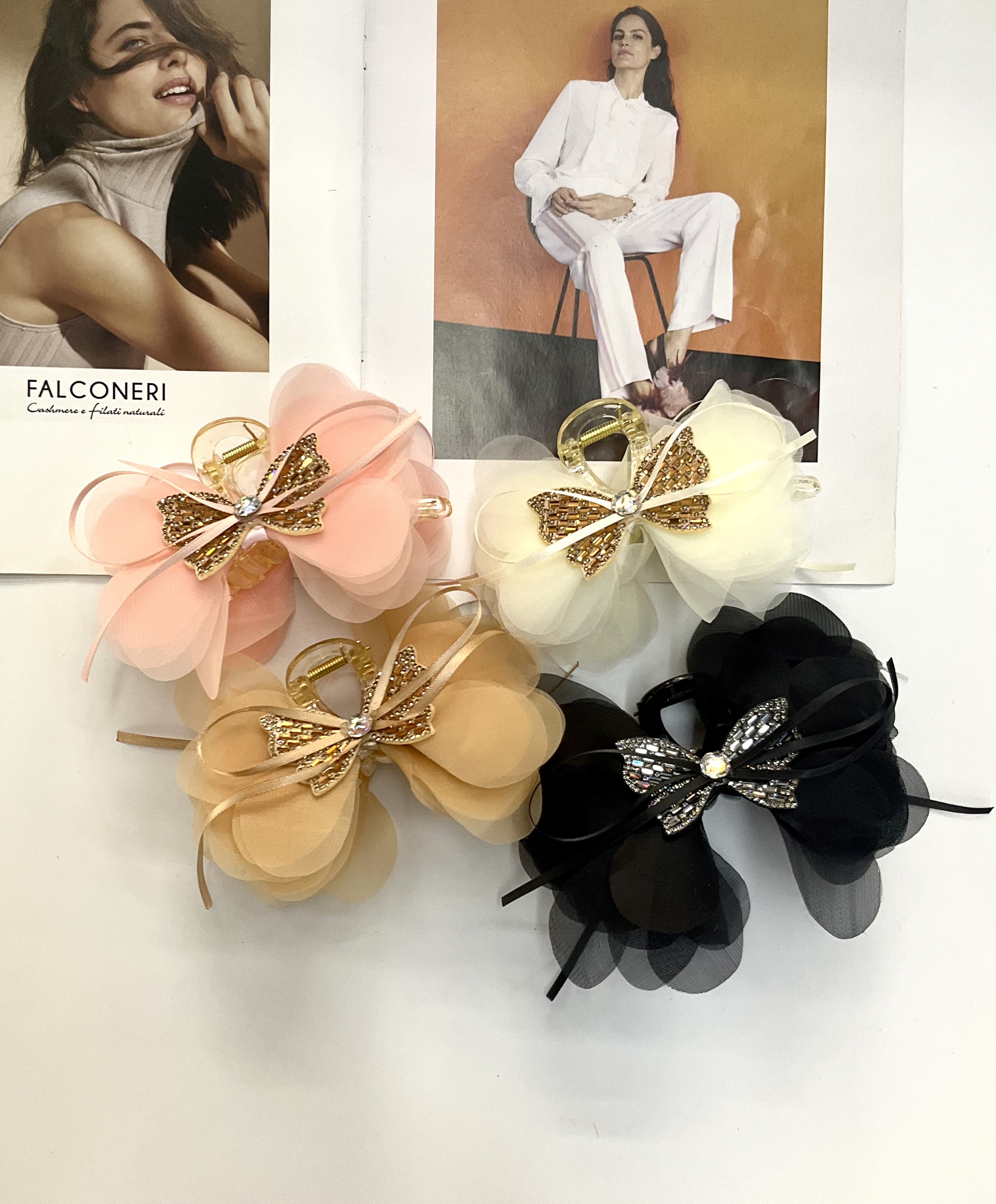 The national trend series of bride headwear features a transparent comb with embroidery design, a scratch-off BB clip, and a touch of diamonds for an elegant look Specification image