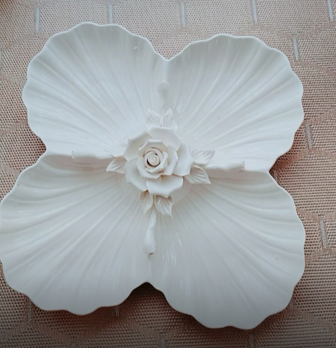 A simple European-style inlaid flower four-compartment plate, 25cm Specification image