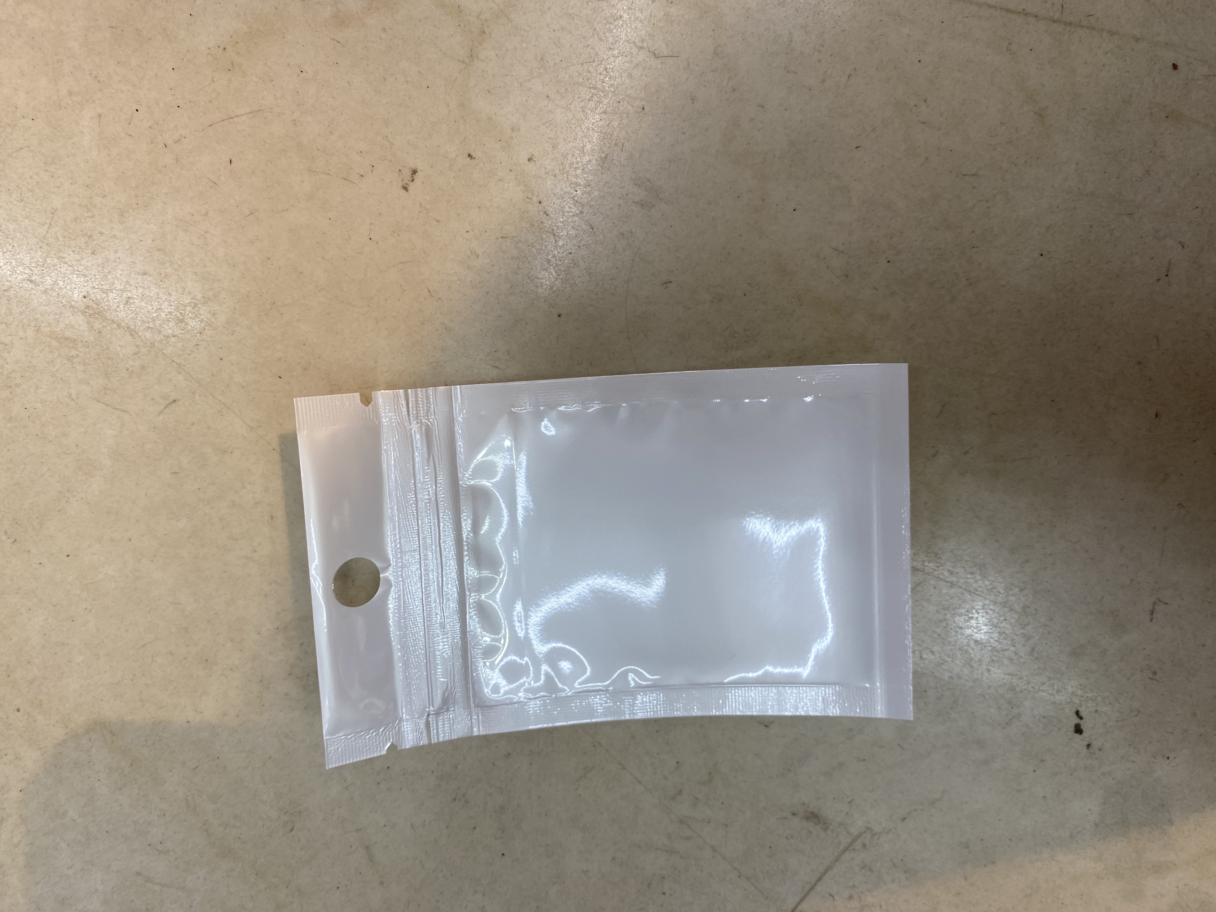 粉色梅花卡头，有多种宽度可做壁挂式多功能挂袋衣柜收纳收纳挂袋神器手机防水袋白底实物图