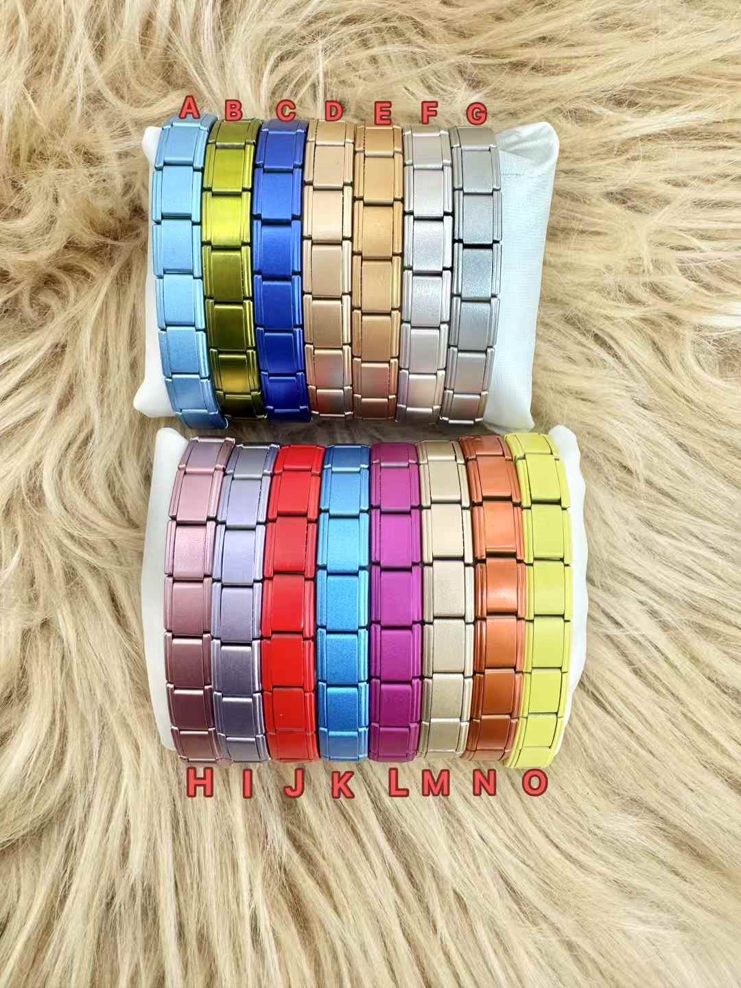 This is a hot-selling modular stainless steel elastic bracelet on foreign trade e-commerce. It can be detachable and freely spliced without fading. It is made of stainless steel and is available for wholesale and retail. It is a genuine gold and colorful bracelet