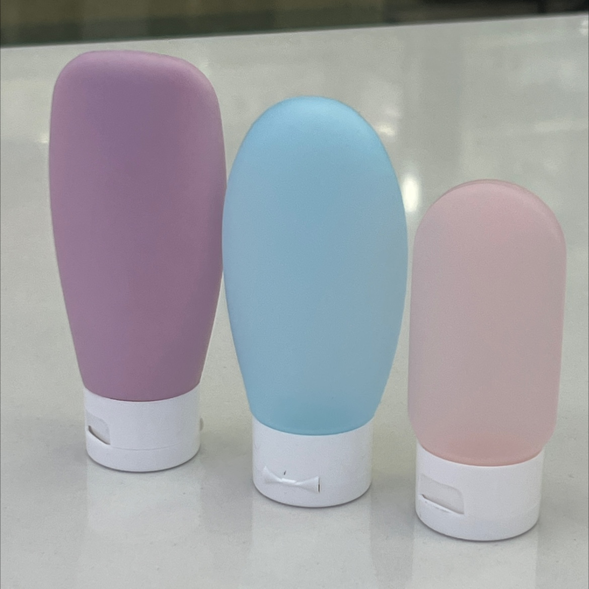 Travel bottle portable cosmetics set: Shampoo, body wash, makeup remover oil, toiletries, squeezable dispensing