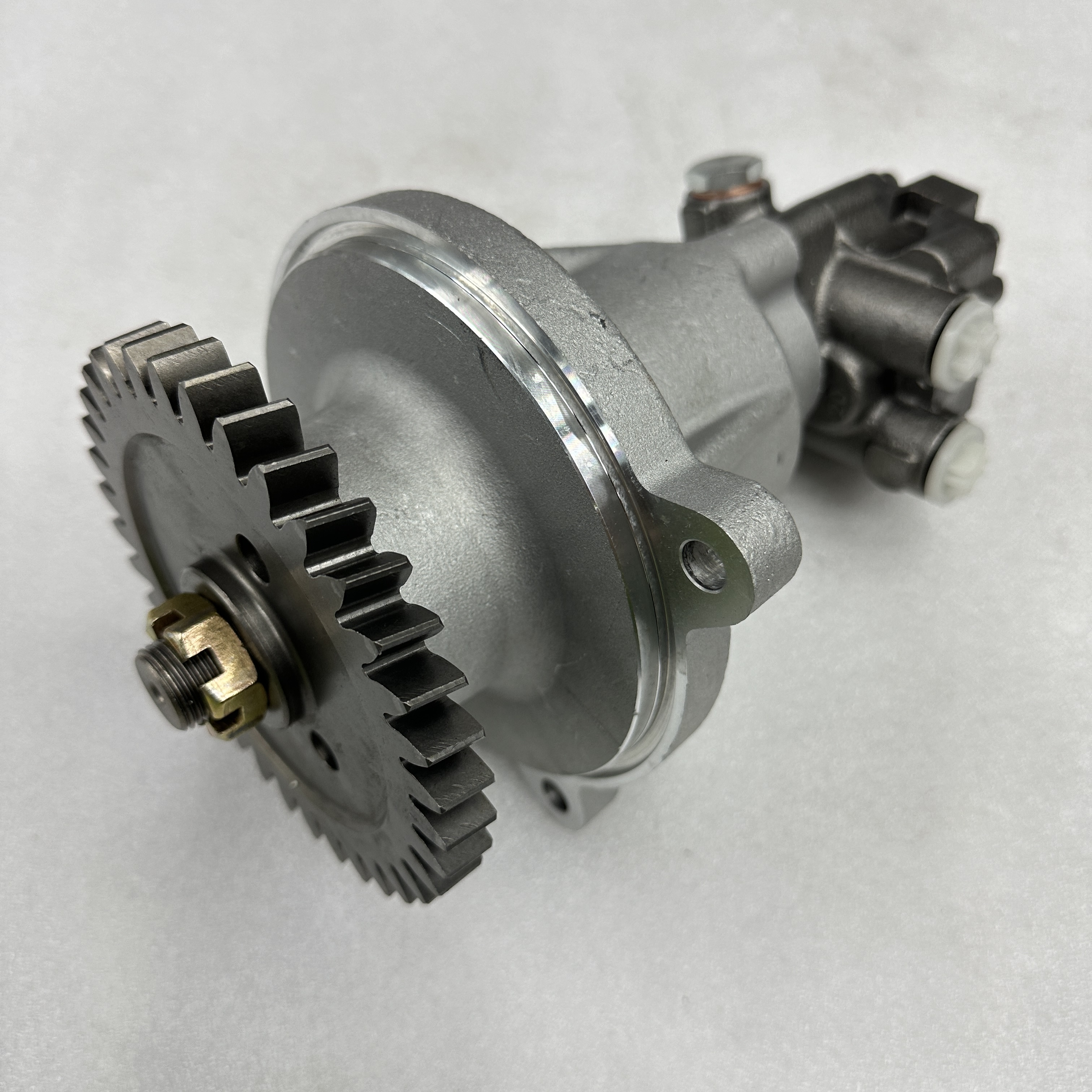 تنطبق قطع غيار الشاحنات على مضخات تحويل الهيدروليكي لمحرك فولفو دي 13D16 21635801. details Picture