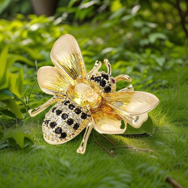 New fashionable and cute copper zircon bee brooch, a best-selling exquisite women's suit coat brooch accessory detail image 4