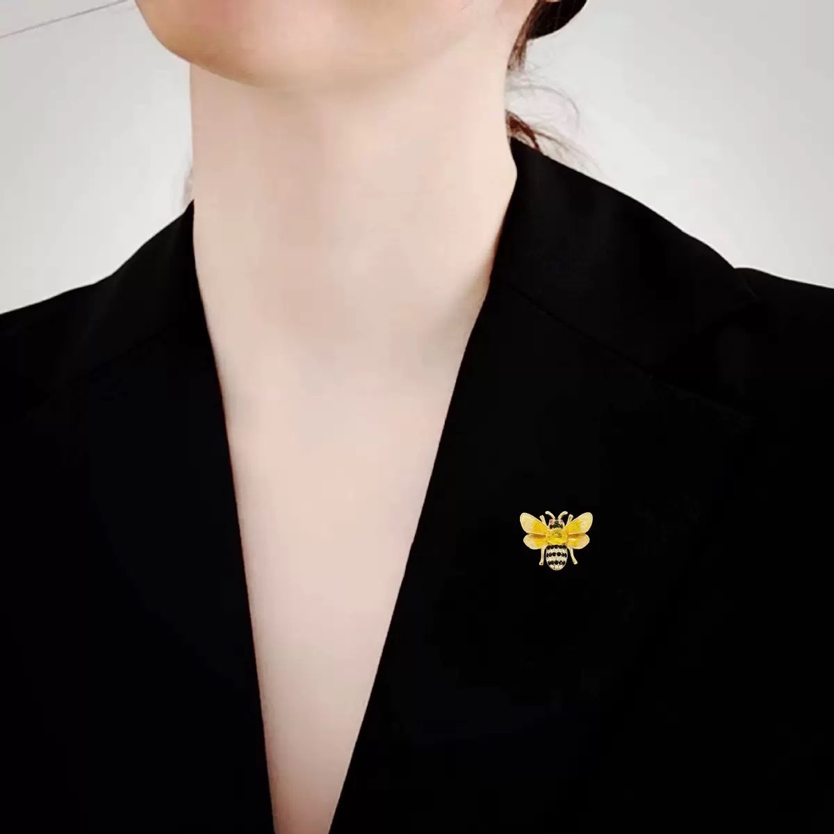 New fashionable and cute copper zircon bee brooch, a best-selling exquisite women's suit coat brooch accessory detail image 3