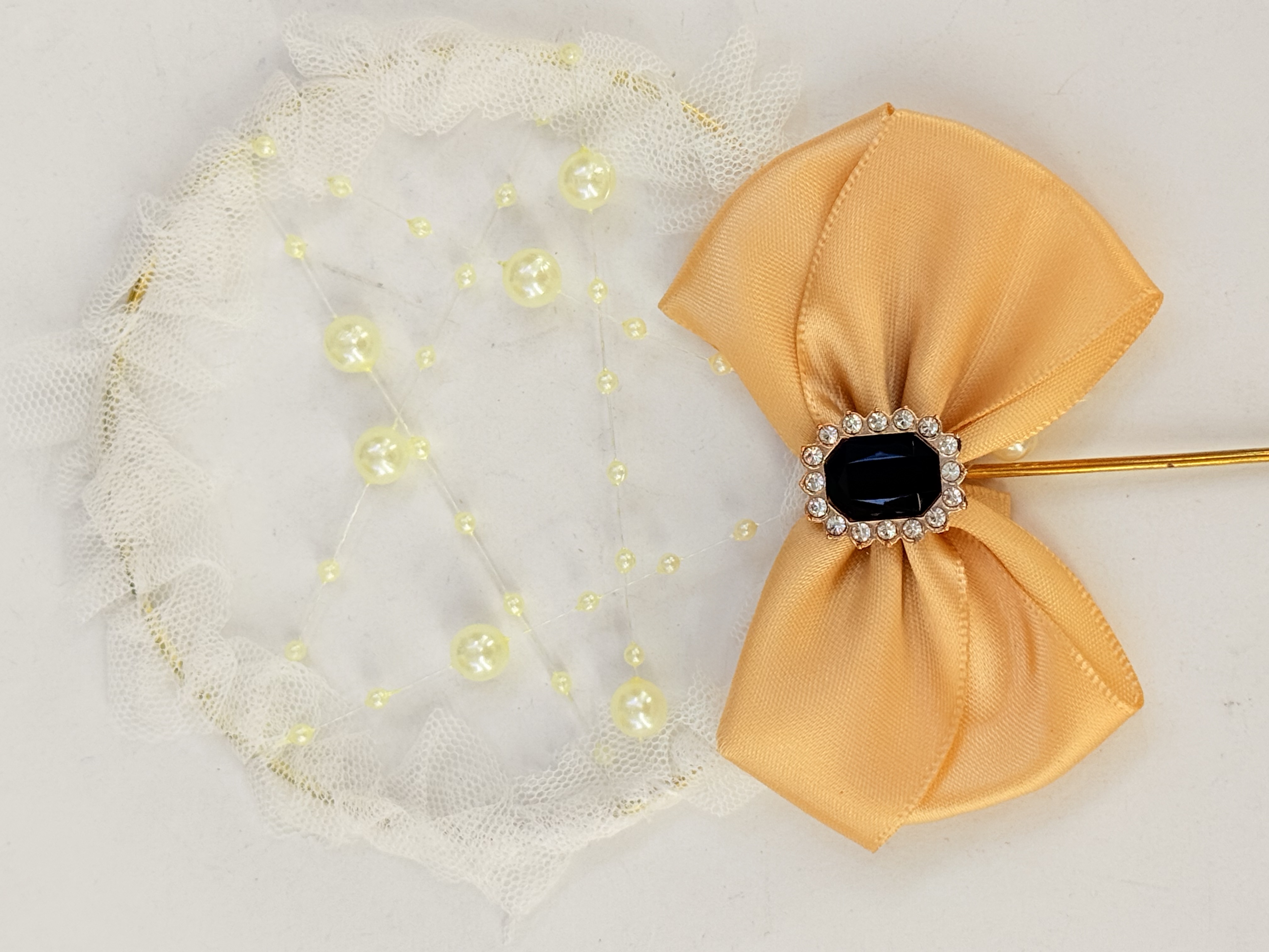 Pearl bow diamond-encrusted cake insert