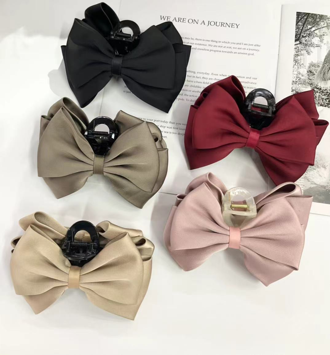 "National Trend series: Natural stone, scattered beads, sand gold, resin accessories, shell ornaments, DIY handmade materials, creative design and making of ornaments. Application Scenario