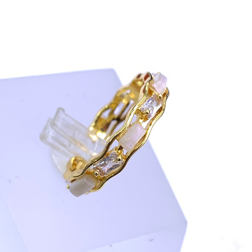 The Shanxi stainless steel jewelry ring for women's layered wear features a unique micro-inlaid zircon pearl design, which is fashionable, trendy and simple details Picture