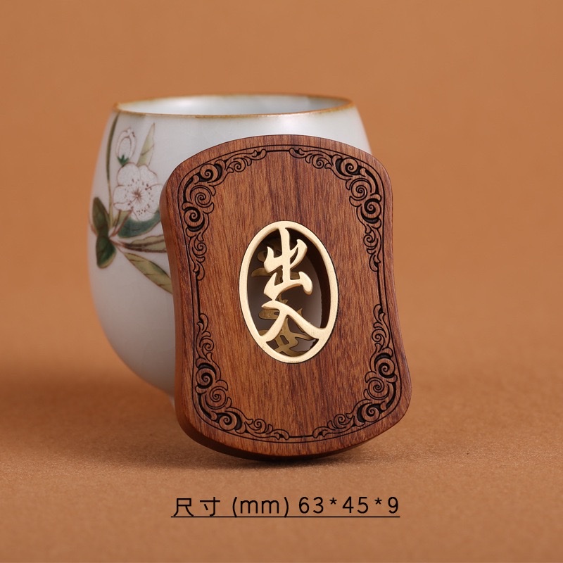 High-end, exquisite car accessories made of rosewood with hollowed-out and copper inlays, creative rearview mirror pendants, handicrafts, gifts and accessories Application Scenario