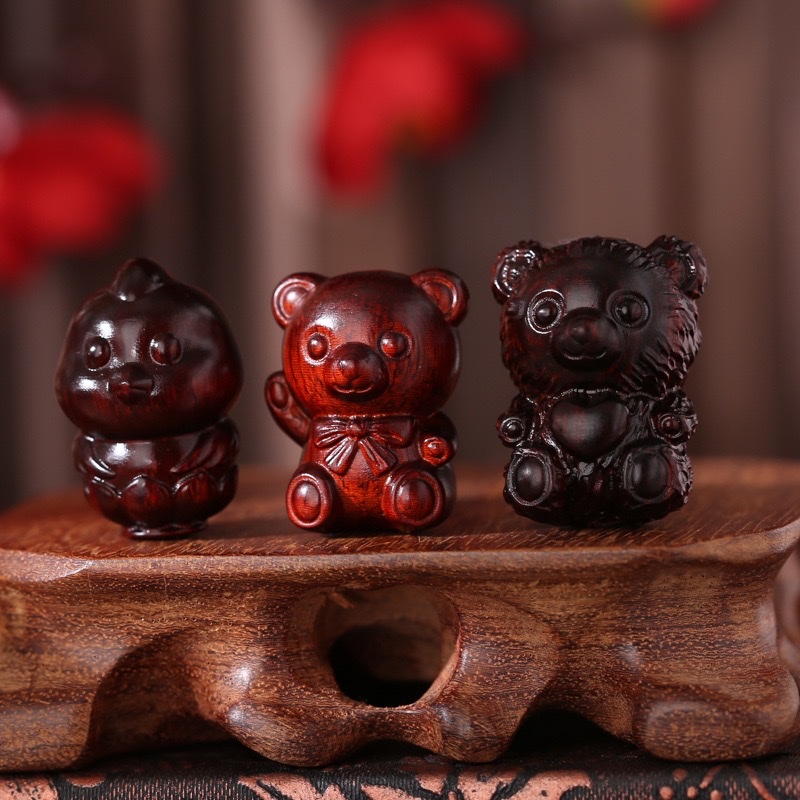 Wholesale of rosewood carved car hangers, keychains, teddy bear ornaments, accessories, bags, hanging handicrafts and gifts from the manufacturer details Picture