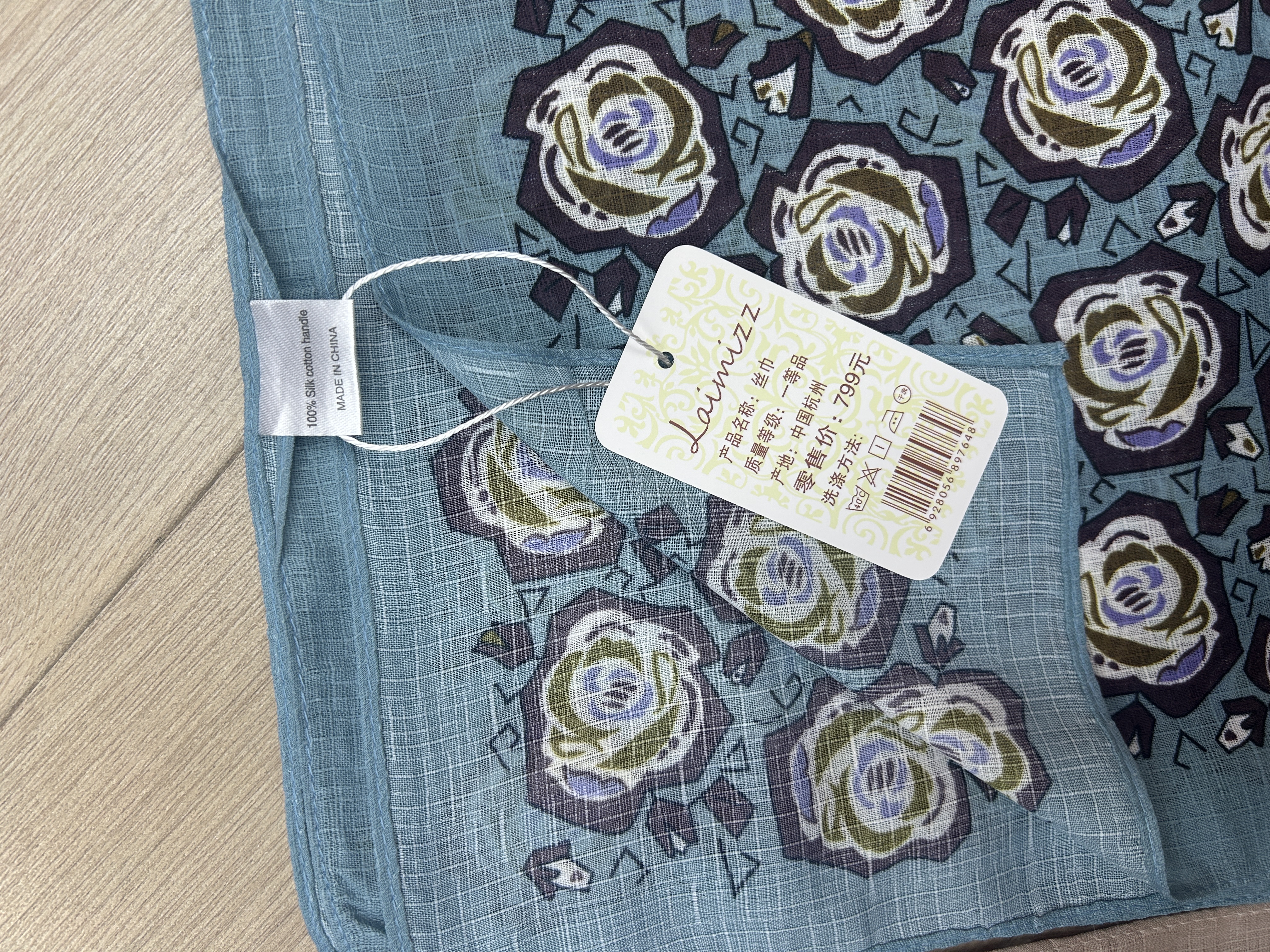 A new style of sun-protective clothing with a silk-textured silk scarf and scarf, decorated with selected fashionable fur, is a versatile choice detail image 18