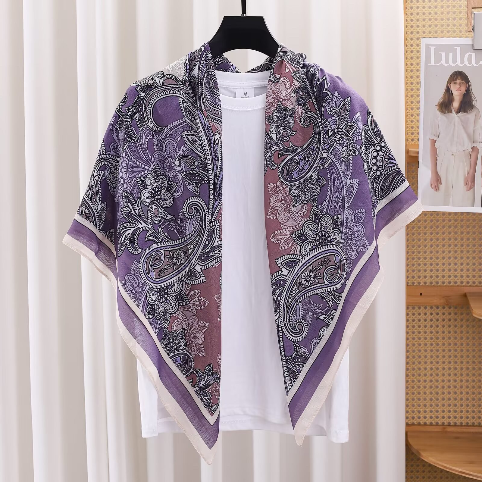 A new style of sun-protective clothing with a silk-textured silk scarf and scarf, decorated with selected fashionable fur, is a versatile choice